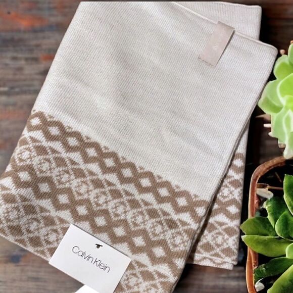 Calvin Klein Infinity Loop Scarf NWT - Picture 3 of 5